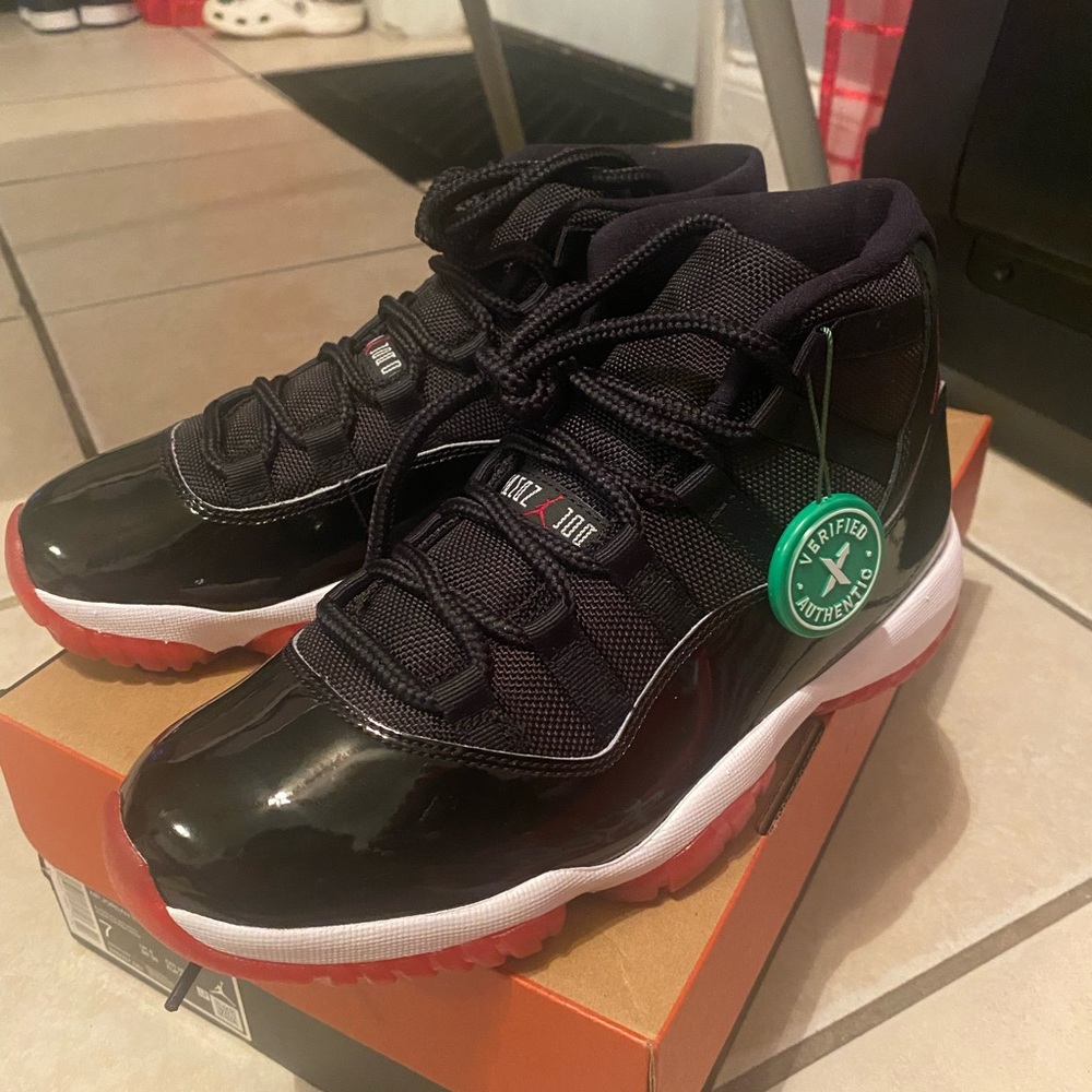Jordan 11 retro playoff bred (2019) bred 11’s
